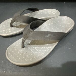 Vionic “Wave” Black and Grey Women's Slippers/Flip Flops